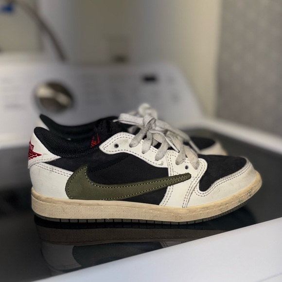 Travis Scott Jordan 1s Kids Sneakers in Black, White, and Olive - Picture 1 of 6